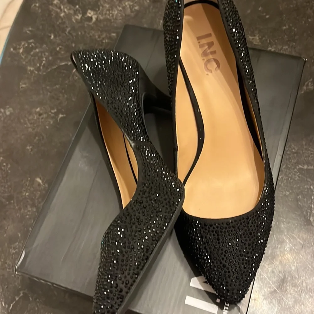NIB INC Zitah3blk black sparkly pointed toe witchy heels. Size 8